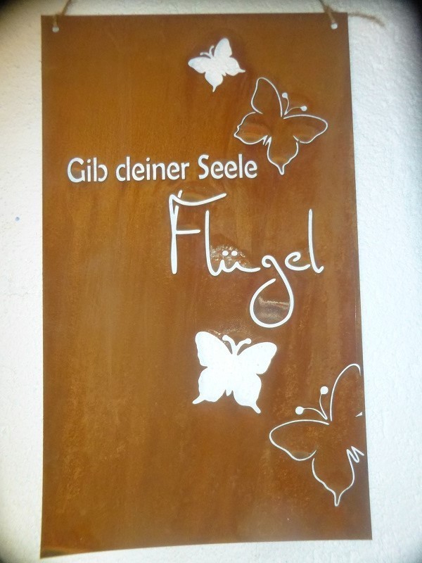 Tafel mit Spruch und Schmetterlingen